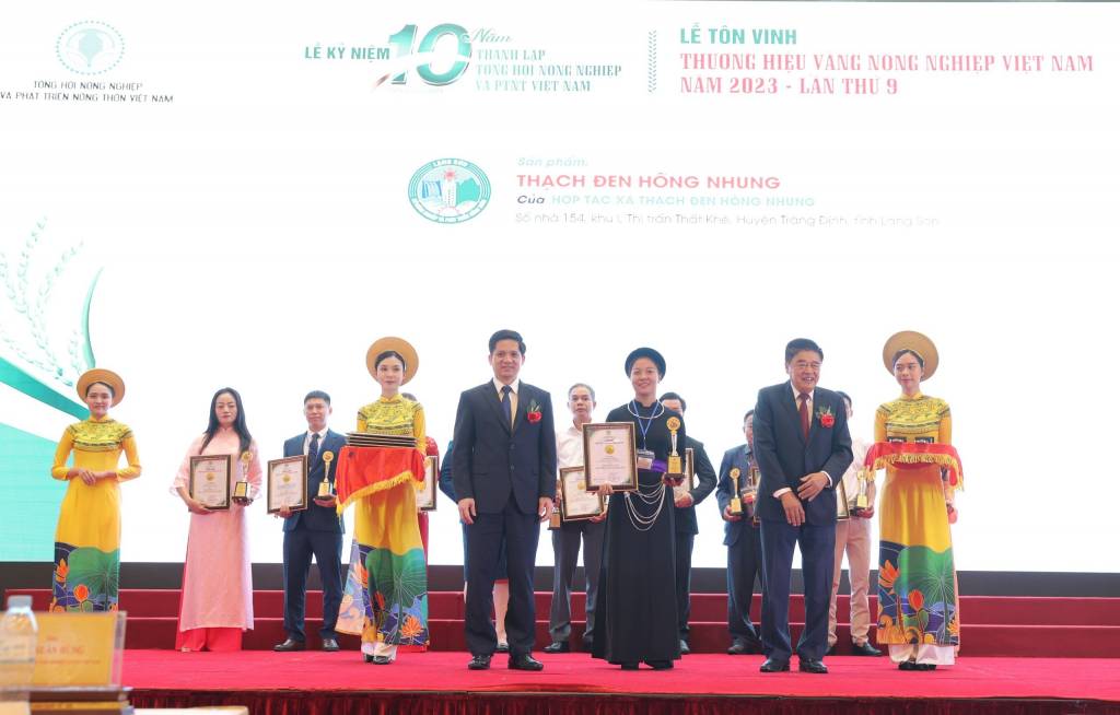 2. Trao GCN cho HTX Thạch đen Tràng Định.jpg