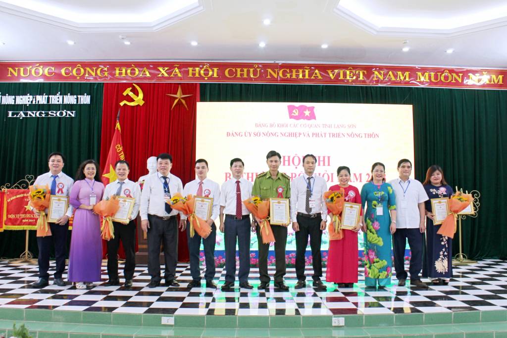 1. tặng hoa cho các thí sinh được giải.jpg