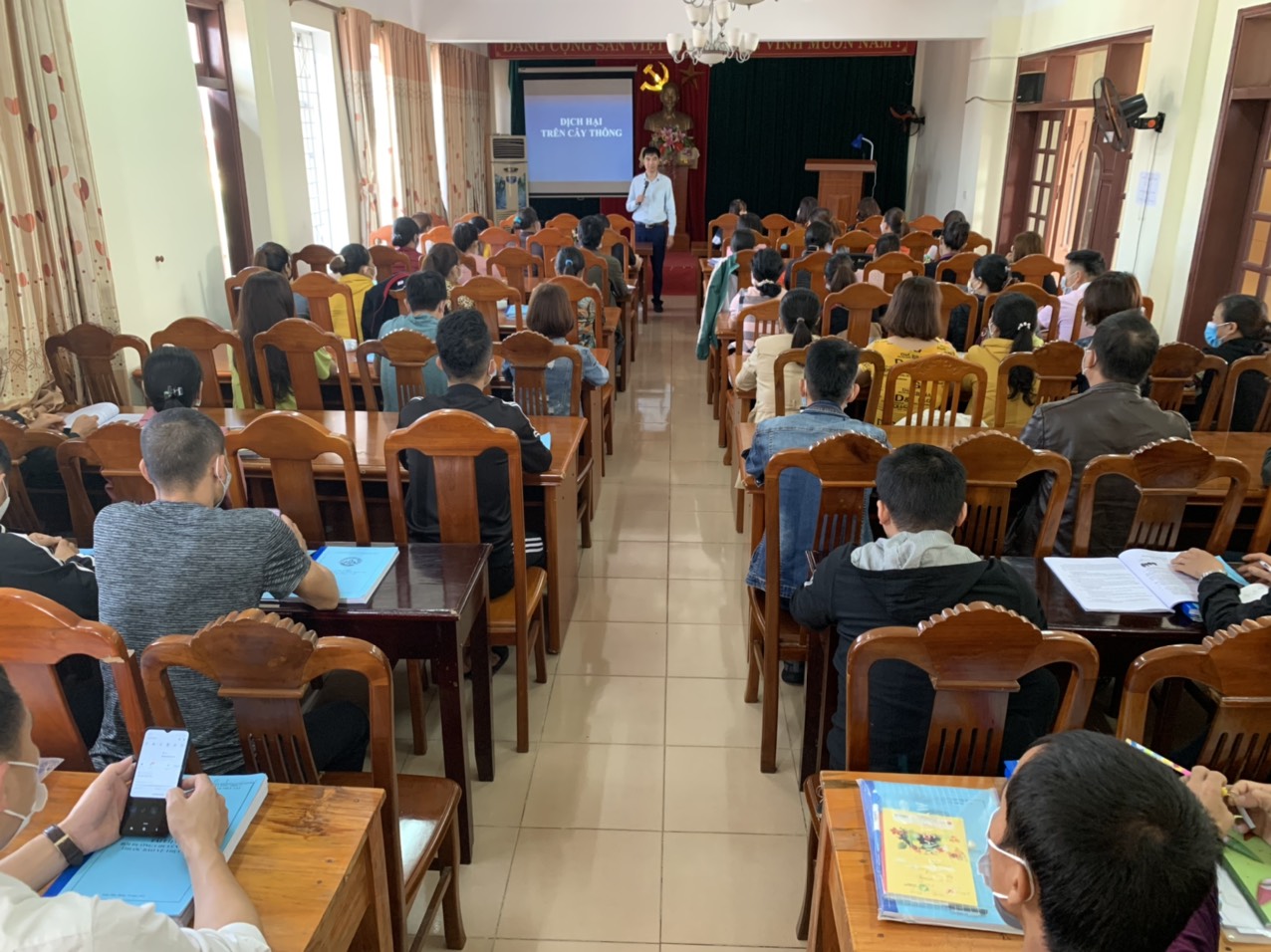 Description: C:\Users\DELL-PC\Desktop\Tin bài Trang TTĐT SNN 2021\Tin lop doi duong  thuoc BVTV 2021\Tin Trang TTĐT\Anh 3 Giang vien len lop.jpg