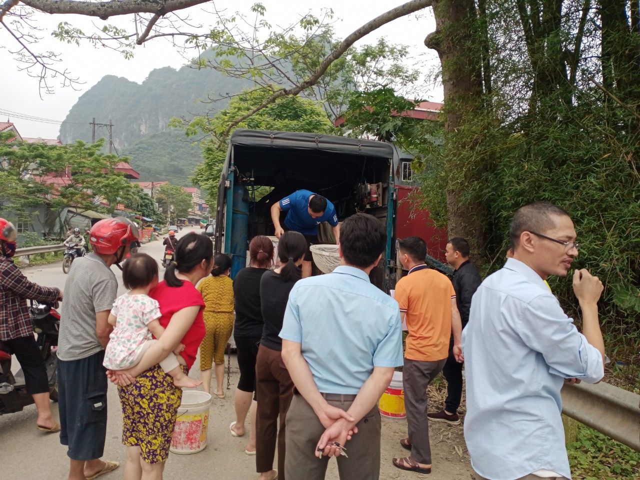Các hộ nông dân tham gia Dự án tiếp nhận cá giống