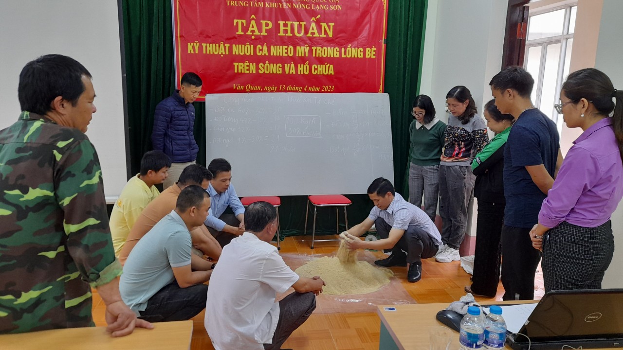 Description: Giờ thực hành kỹ thuật phối trộn thức ăn nuôi cá tại lớp tập huấn.jpg