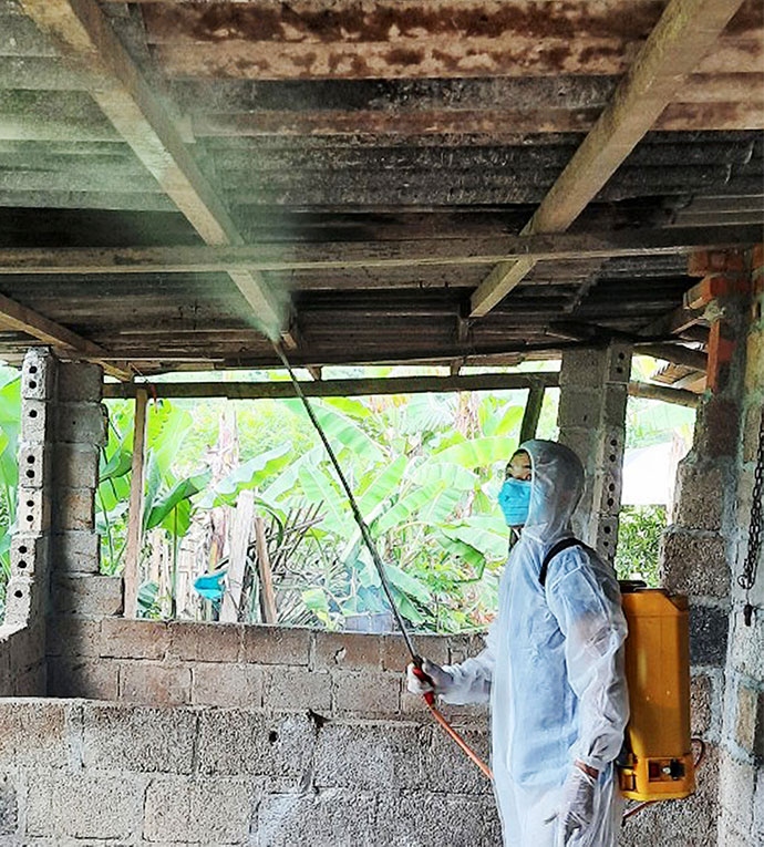 Thú y viên xã Tân Văn, huyện Bình Gia, tỉnh Lạng Sơn phun tiêu độc khử trùng chuồng nuôi lợn tại hộ gia đình trong xã (Nguồn: Đài PTTH Lạng Sơn)